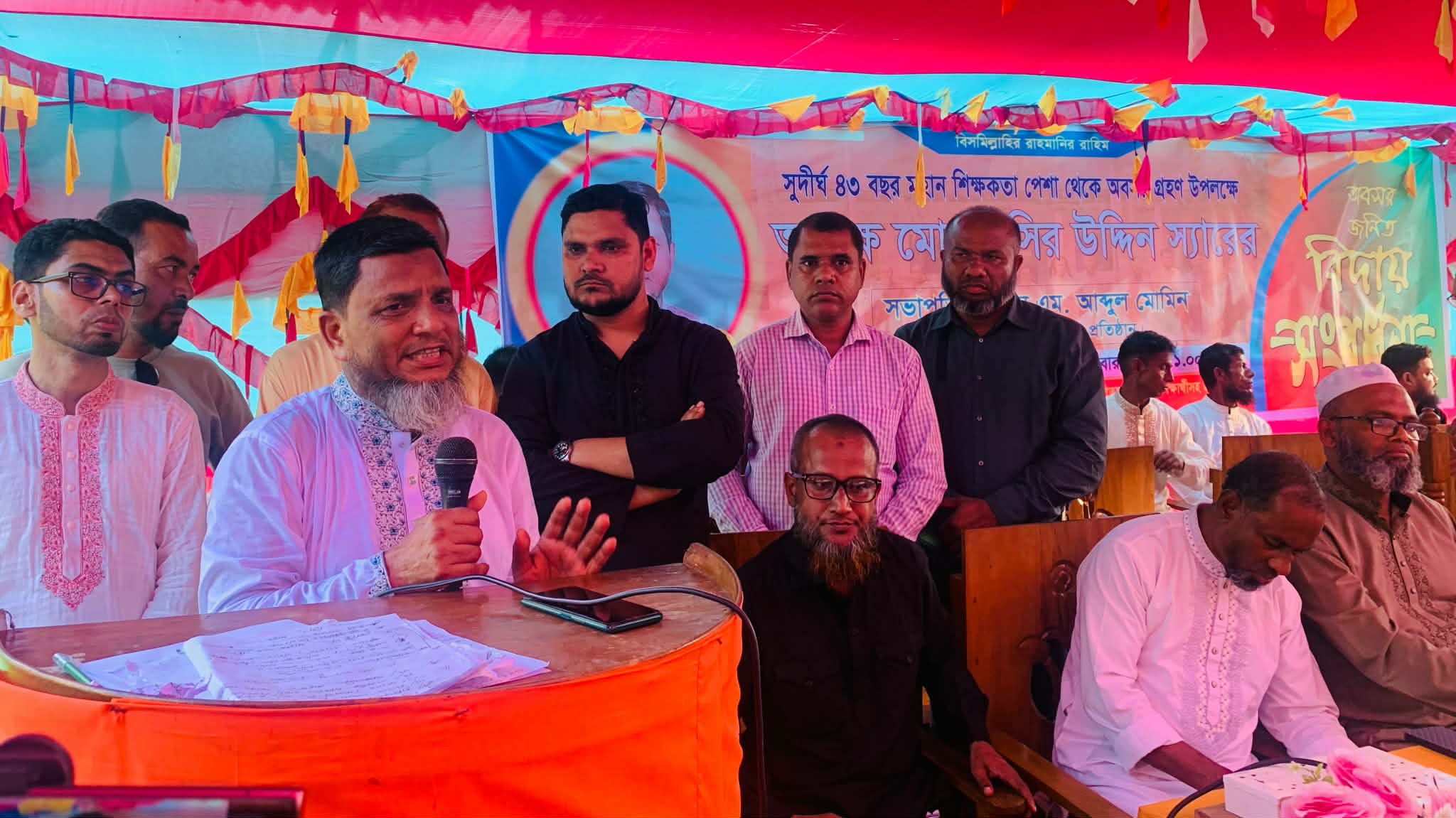 ৪৩ বছরের কর্মজীবন শেষে রাজকীয় বিদায়