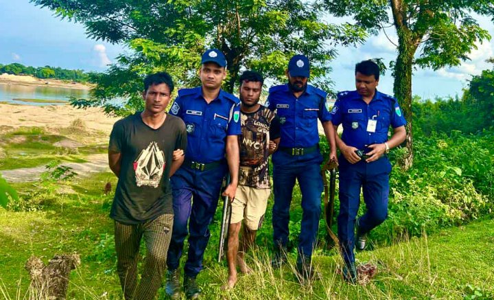 সিলেটের ধলাই সেতুর নিচ থেকে বালু উ ত্তো ল ন, ২ জনকে কা রা দ ণ্ড