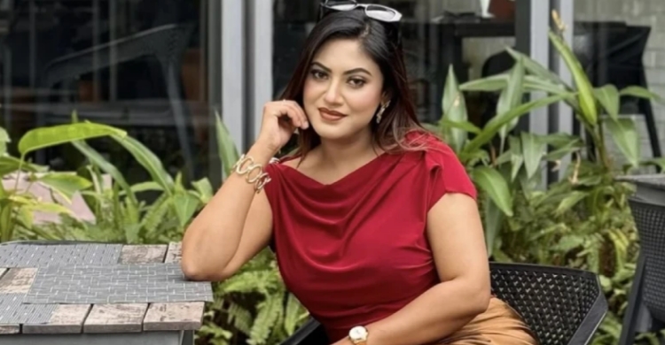 দ্বীনের পথে চিত্রনায়িকা মৌ খান