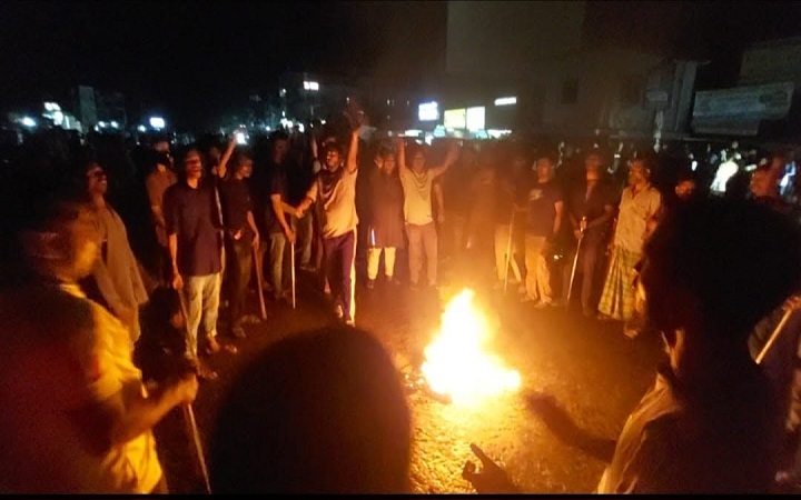 ছাতকে ছাত্রলীগের বি*রুদ্ধে হা*মলার অভিযোগ, টায়ার জ্বালি*য়ে সড়ক অ*বরোধ