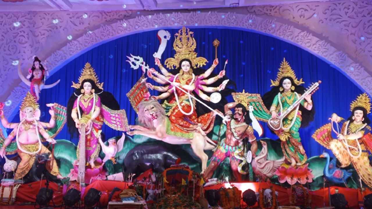আজ দশমী, মণ্ডপে মণ্ডপে বিদায়ের সুর
