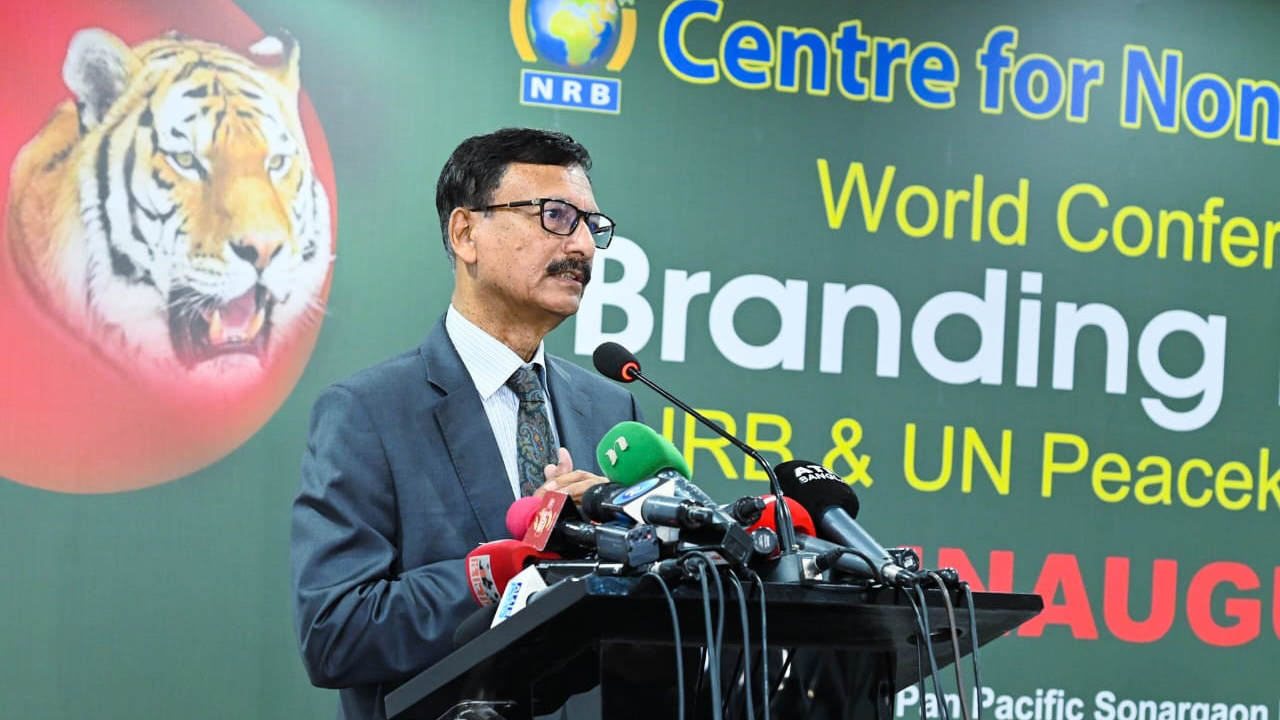 ভা র তে র প্রধানমন্ত্রী কোথাও গেলে দুয়োধ্বনি দেয় না, আমাদের দেয়
