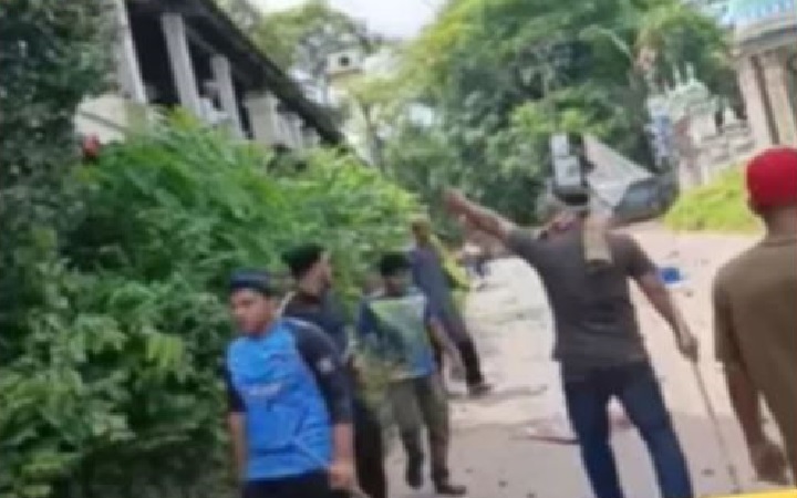 মাজারের নি*য়ন্ত্রণ নিয়ে সিলামে র*ণক্ষে*ত্র, পুলিশসহ আ*হত অন্তত ৩০