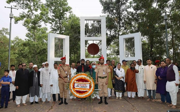 পুষ্পস্তবক অর্পণ ও আলোচনা সভায় শাবিতে মাতৃভাষা দিবস পালিত