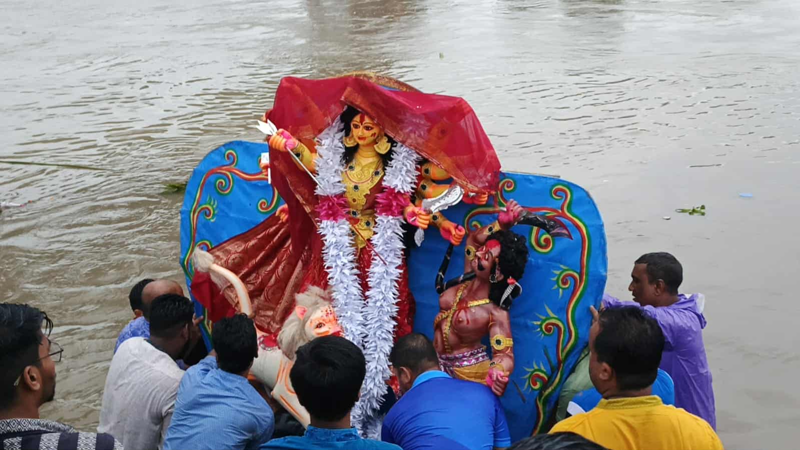 প্রতিমা বিসর্জনের মধ্য দিয়ে শেষ হলো শারদীয় দুর্গাপূজা
