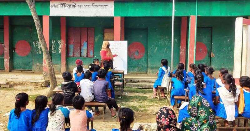 &lsquo;আমরা ভয়ে থাকি, কখন ছাদ থেকে সিমেন্টের কংক্রিট ভেঙ্গে মাথার উপর পড়ে&rsquo;