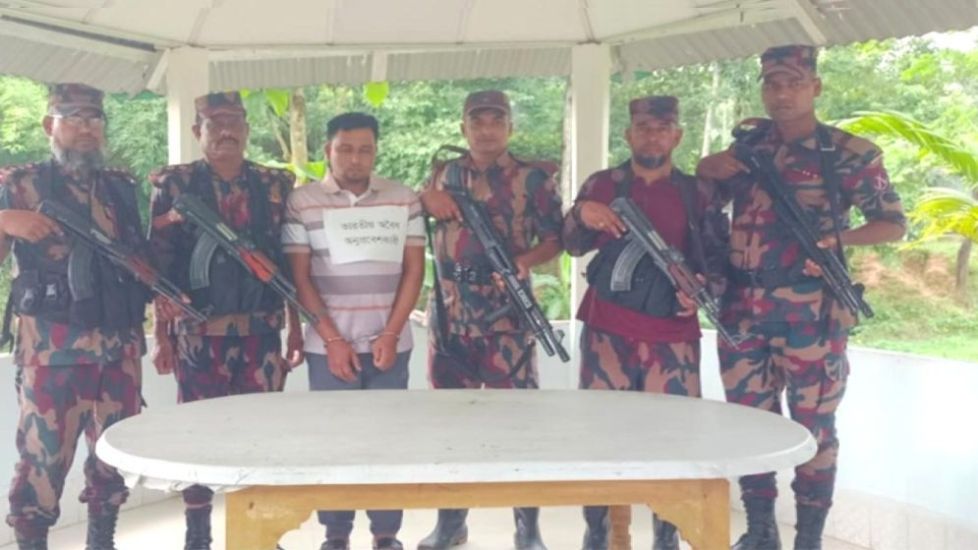বড়লেখা সী'মান্তে ভা'রতীয় নাগরিক আ'টক