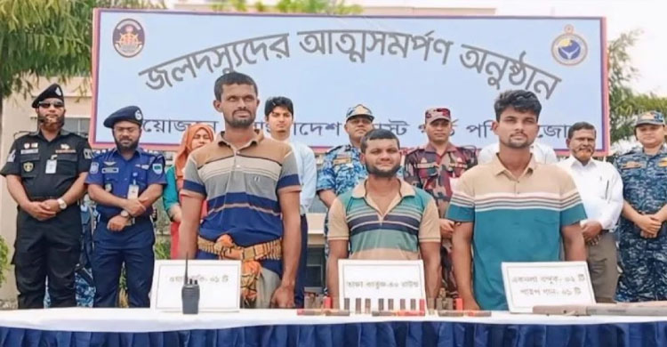 অস্ত্রসহ সুন্দরবনের বড় জাহাঙ্গীর বাহিনীর ৩ সদস্যের আত্মসমর্পণ