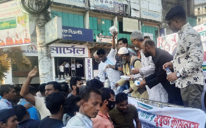 খালেদা জিয়ার সুস্থতা কামনায় দক্ষিণ সুরমায়  এম এ মালিকের  পক্ষ থেকে  খাবার বিতরণ