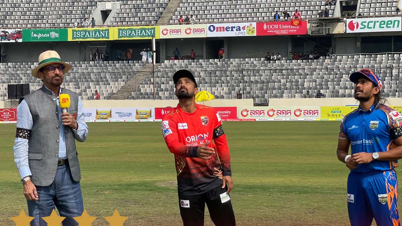 খুলনার বিপক্ষে ব্যাটিংয়ে কুমিল্লা