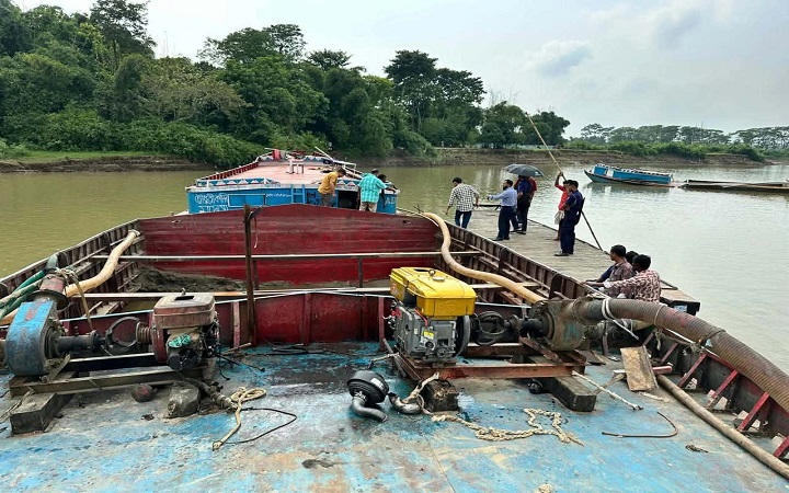 গোয়াইনঘাটে বালুখে/কোদের বি/রুদ্ধে অভিযান , ৮ ড্রেজার ধ্বং/স