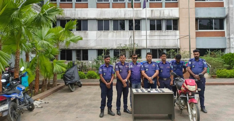 বড়লেখায় পুলিশের অভিযান, ১২ লাখ টাকা মূল্য'র ই য়া বা সহ যুবক গ্রে প্তা র