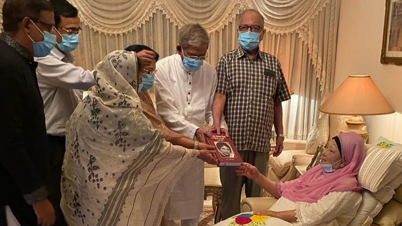 খালেদা জিয়ার জীবনীগ্রন্থ তার হাতে তুলে দিলেন মির্জা ফখরুল