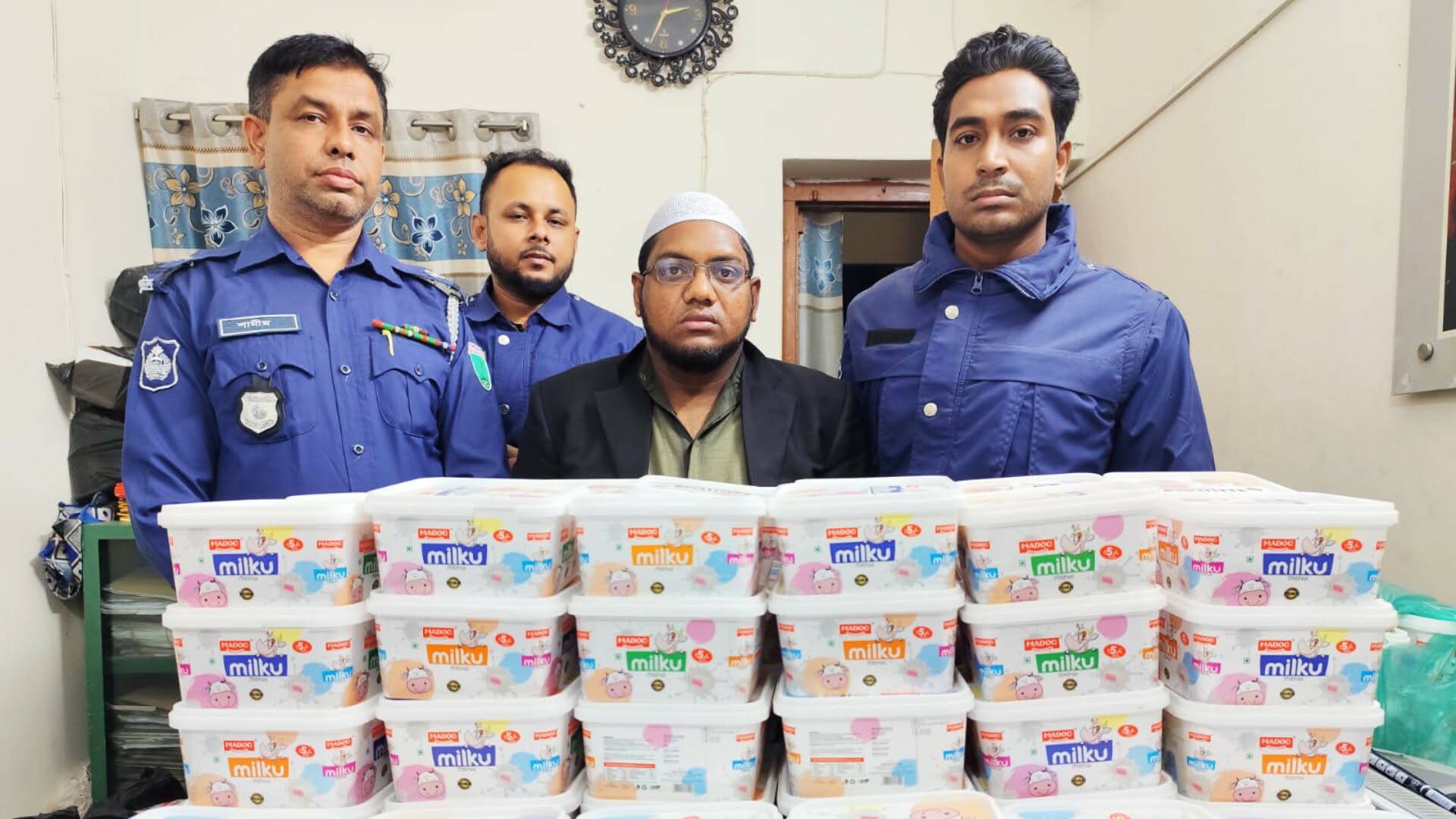 জৈন্তাপুরে পৌনে ৪ লাখ টাকার পণ্য জ*ব্দ, গ্রে*প্তার ১