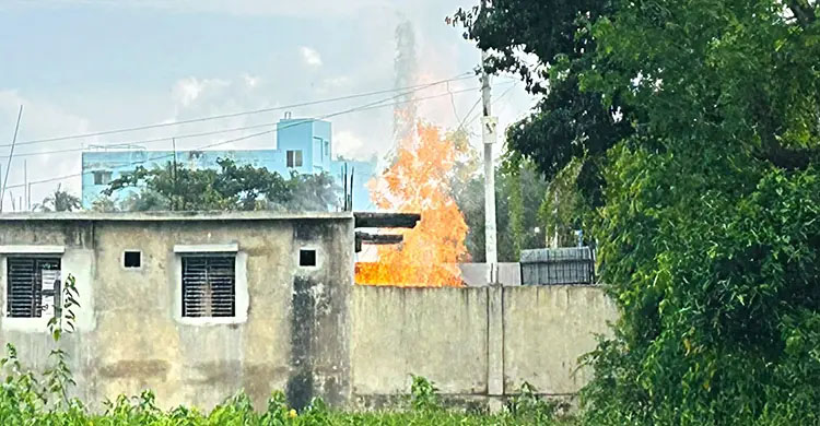 ২৪ ঘণ্টাতেও নেভেনি মাটির গভীর থেকে গ্যাসের সঙ্গে বের হওয়া আগুন