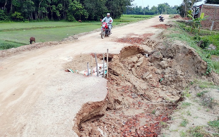 পাঁচ বছরেও শেষ হয়নি কুলাউড়ার রাজাপুর সেতুর সংযোগ সড়ক, দু*র্ঘটনার শ*ঙ্কা