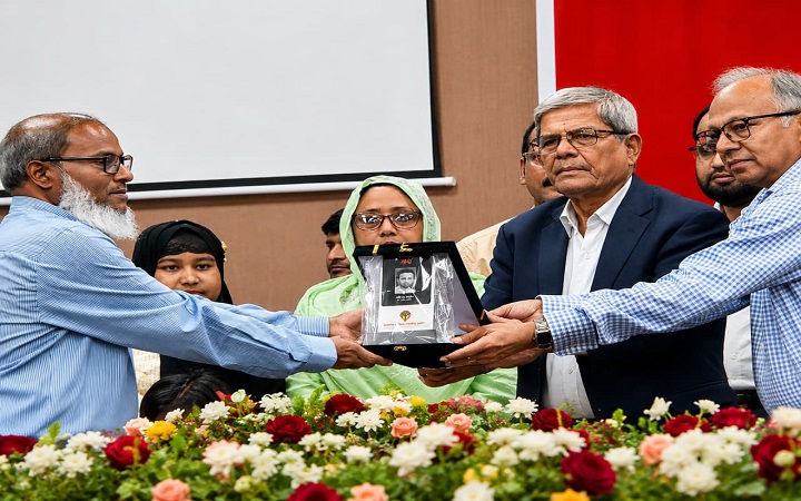 জুলাই শহীদ সাংবাদিক সম্মাননা পেলেন এটিএম তুরাবসহ ৫ সাংবাদিকের পরিবার
