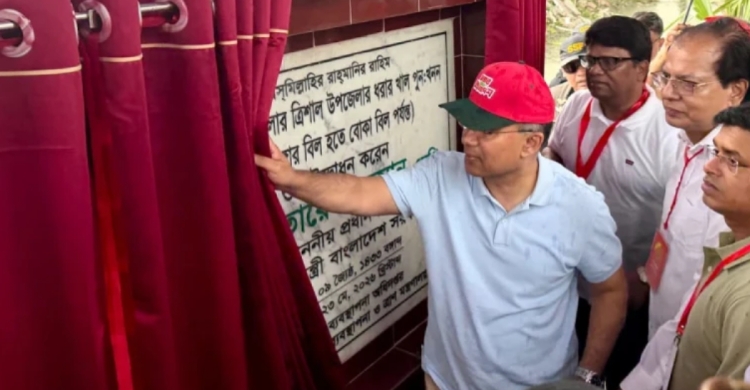 ত্রিশালে খাল পুনঃখননে নিজেই মাটি কাটলেন তারেক রহমান