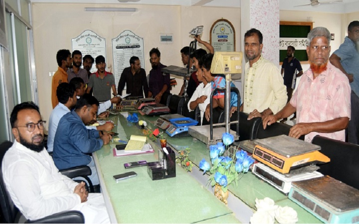 মদিনা মার্কেটে বিএসটিআই-এর অভিযান, ওজন ও পরিমাপ যন্ত্রের ভেরিফিকেশন