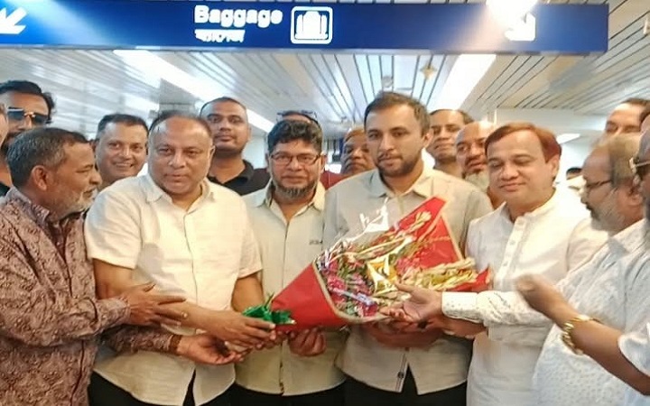 দেশে ফিরলেন রেজাউল করিম নাচন, বিমানবন্দরে উষ্ণ সংবর্ধনা