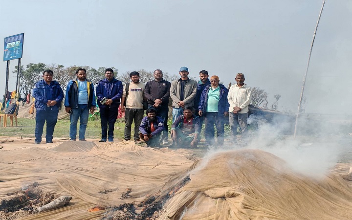 টাংগুয়ার হাওরে অভিযান দুইজনকে জরিমানা,লক্ষাধিক টাকার জাল জ*ব্দ