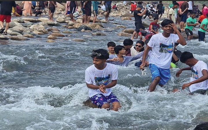 প্রত্যাশার চেয়ে পর্যটক কম : বাড়তি ভাড়া, অব্যবস্থাপনায় অ*সন্তোষ