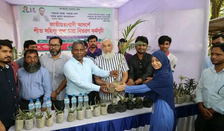শাবিপ্রবি ছাত্রদলের উদ্যোগে শিক্ষার্থীদের মধ্যে গাছের চারা বিতরণ