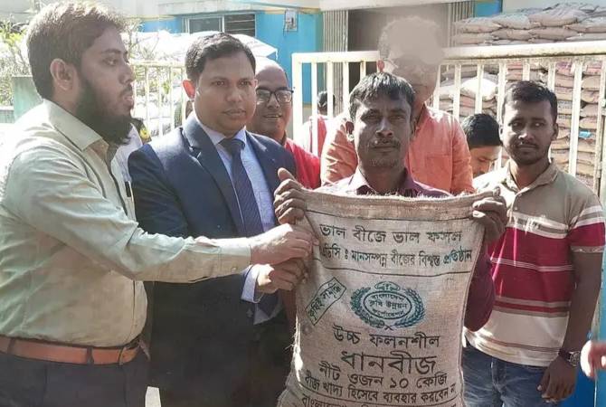 বানিয়াচংয়ে ৭ হাজার কৃষকদের মাঝে বিনামূল্যে স্যার ও বীজ বিতরণ