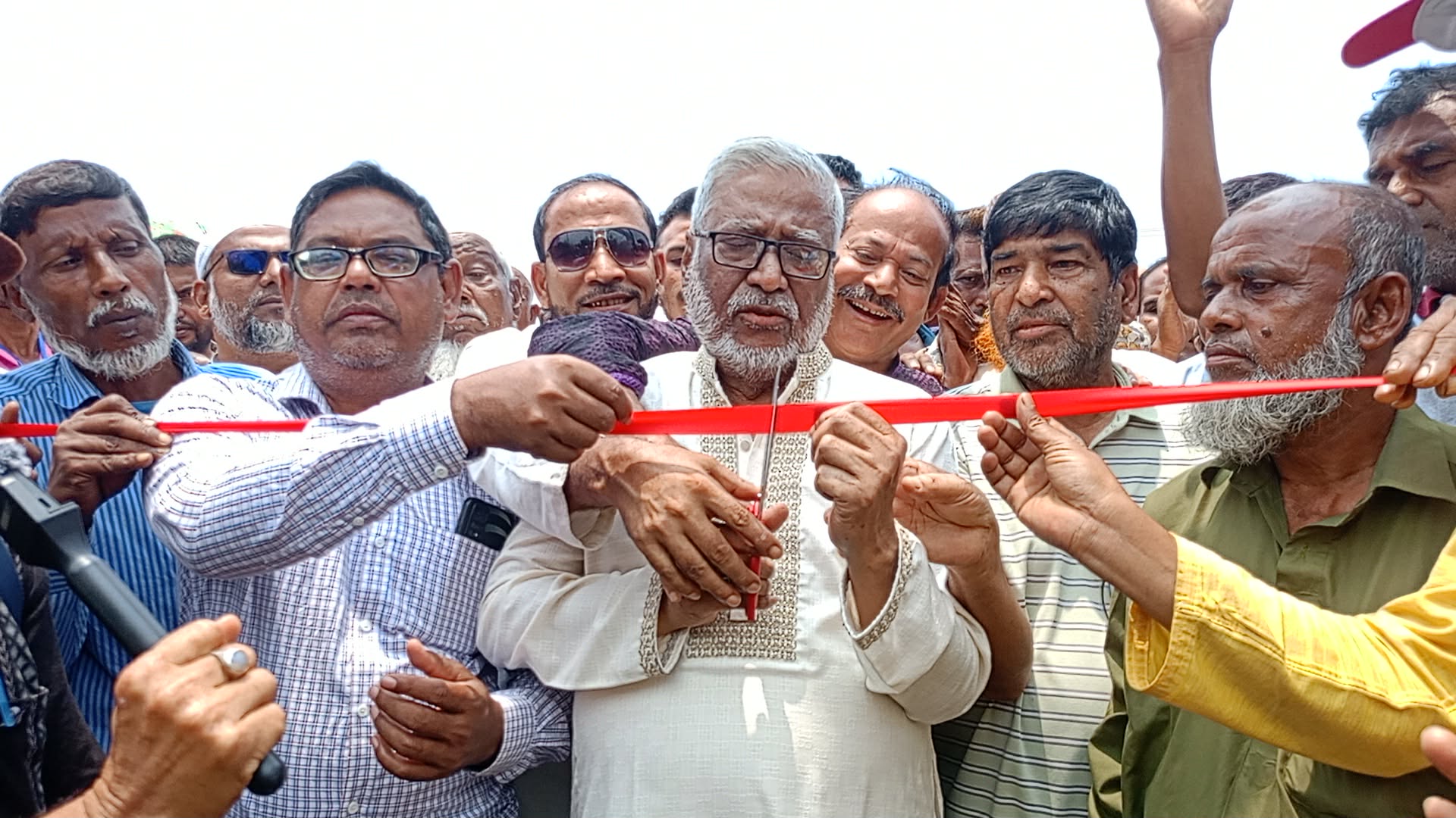 আসন্ন ঈদুল আজহাকে সামনে রেখে নবীগঞ্জে পানিউম্দা ইউনিয়ন পশুর হাটের উদ্বোধন