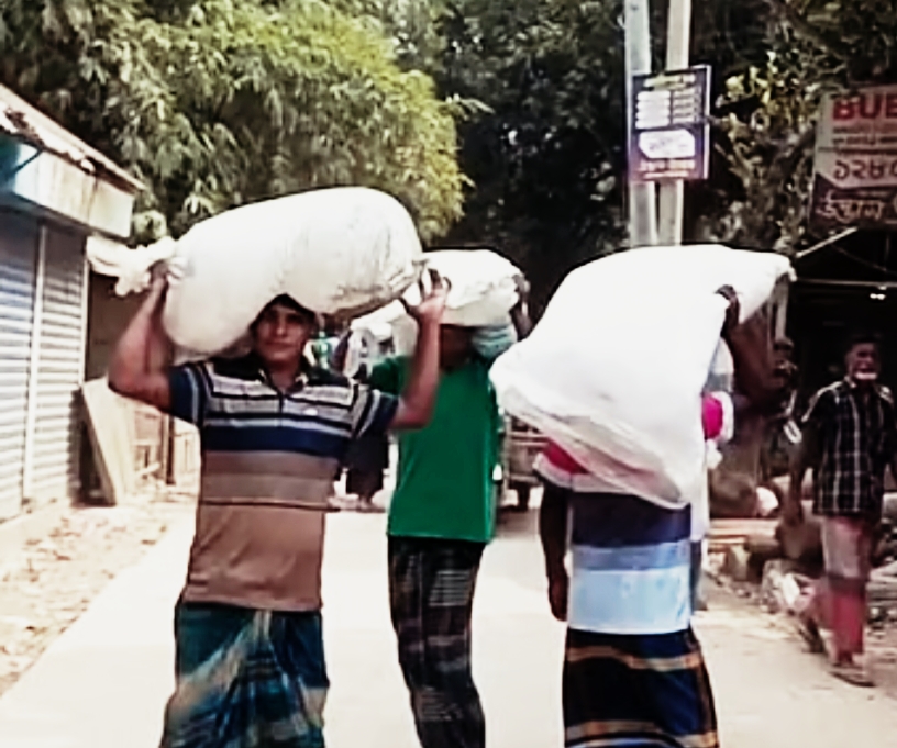 গুদাম ভে/ঙ্গে  সার নিয়ে গেলেন কৃষকেরা