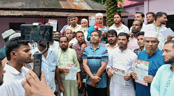 ৩১ দফা বাস্তবায়নে জৈন্তাপুরে বি এন পির লিফলেট বিতরণ