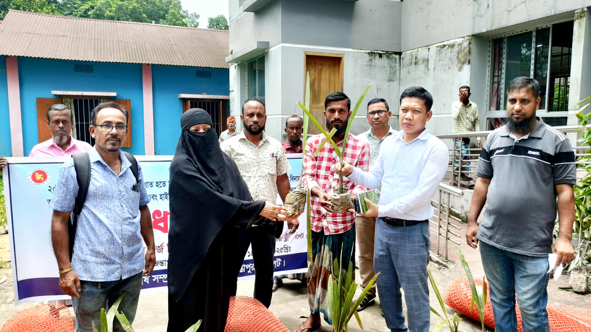 জৈন্তাপুরে সার, বীজ ও চারা বিতরণ