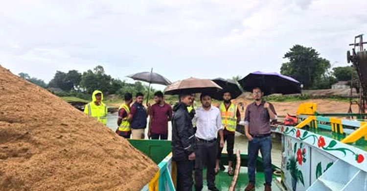 যাদুকাটা নদীতে অ বৈ ধ ভাবে বালু উত্তলন ,২ লাখ টাকা জরিমানা