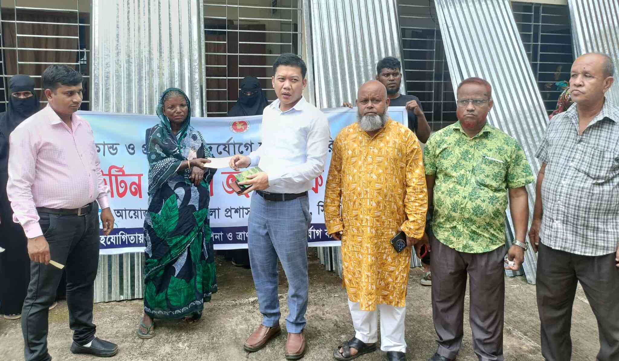 জৈন্তাপুরে ঢেউটিন ও অর্থ বিতরণ