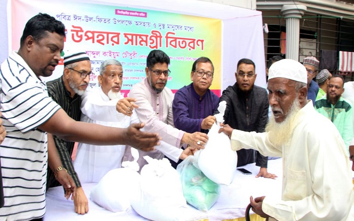 লল্লিক আহমদ চৌধুরীর উদ্যোগে ঈদ উপহার বিতরণ
