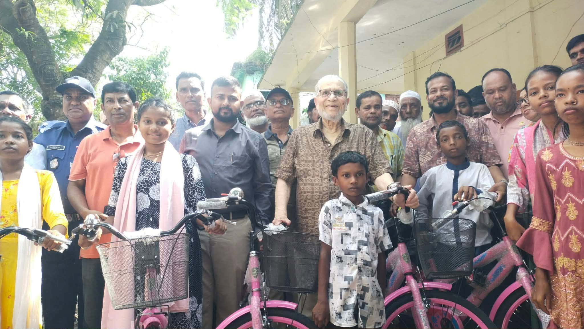 মাধবপুরে সরকারি সহায়তা ও উন্নয়ন সামগ্রী বিতরণ