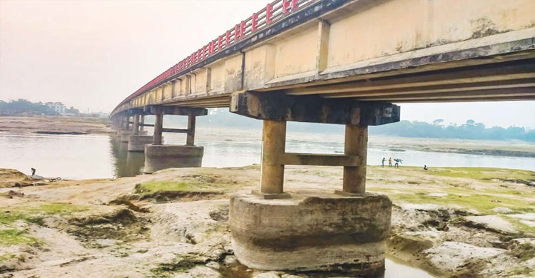 সিলেটে সেতুর পাশ থেকে বালু তোলায় দু&rsquo;জন কা রা গা রে