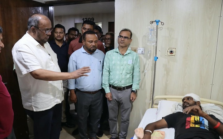 আহত সাংবাদিক রেজা রুবেলকে দেখতে হাসপাতালে সিসিক প্রশাসক