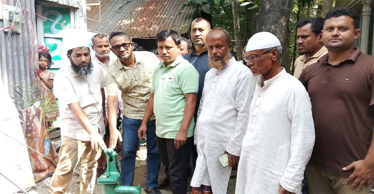 মাধবপুরে মোত্তাকিম চৌধুরীর তত্ত্বাবধানে অসহায় পরিবারের মাঝে ২২৮টি টিউবওয়েল বিতরণ