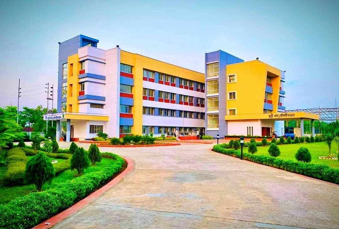 পুলিশের মামলায় মৃত ও প্রবাসে থাকা ব্যক্তিরাও আসামি