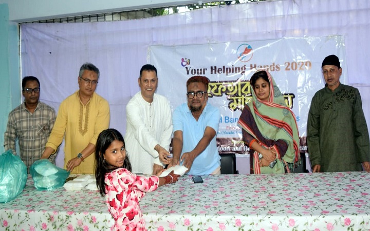 ইউর হেল্পিং হ্যান্ডস ২০২০&rsquo;-এর উদ্যোগে এতিমদের মাঝে ইফতার ও নগদ অর্থ বিতরণ