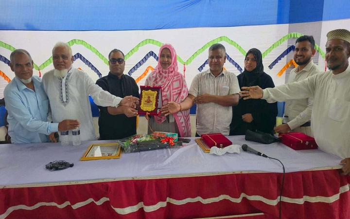 বড়লেখায় চার শিক্ষানুরাগীকে সম্মাননা দিল ইউনাইটেড উচ্চ বিদ্যালয়