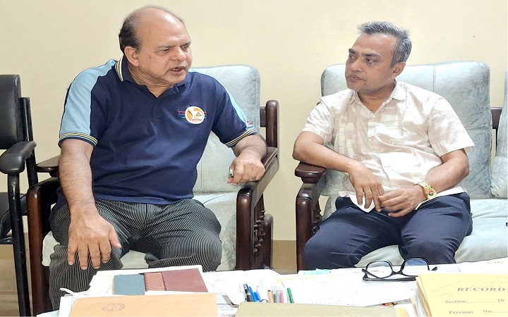 সাবেক পিপি বদরুল আহমদের সাথে নবনিযুক্ত পিপি মোমিনের সৌজন্য সাক্ষাৎ
