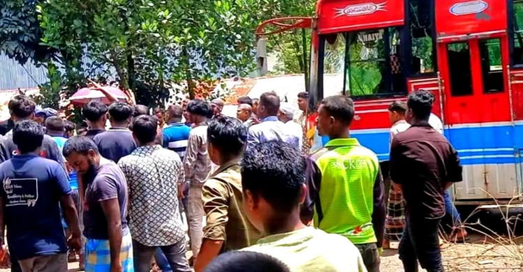 জৈন্তাপুরে বাসচা পা য় গুরুতর আ হ ত একজন, সড়ক অবরোধ