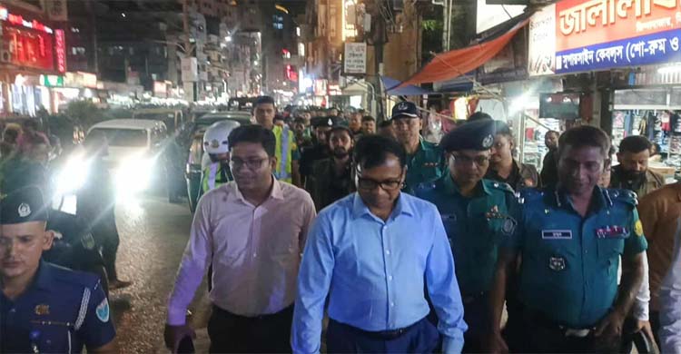 এবার সিএনজি-লেগুলা চালকদের স র্ত ক করলেন ডিসি