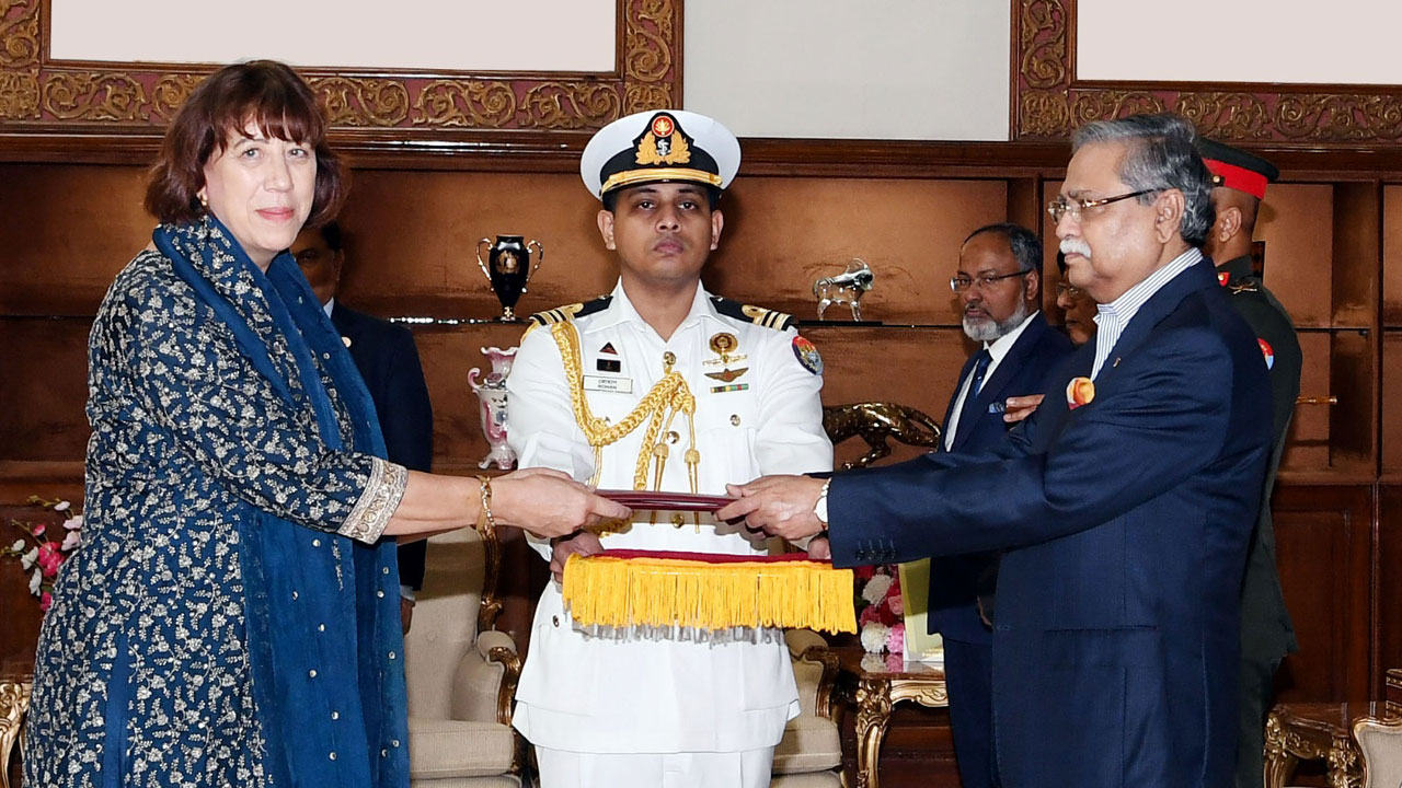 রাষ্ট্রপতির কাছে ৩ দেশের রাষ্ট্রদূতের পরিচয়পত্র পেশ