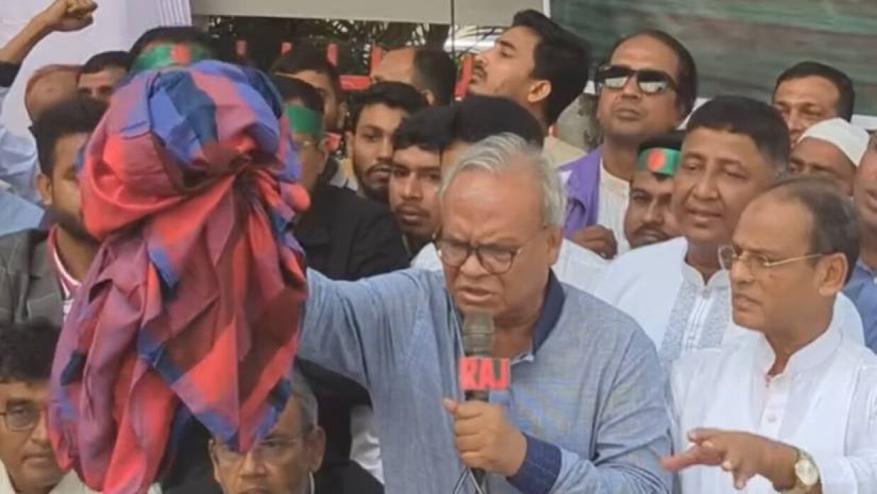 রাস্তায় ফেলে ভারতীয় শাড়ি পো ড়া লেন রিজভী