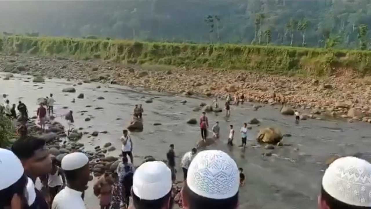 সিলেটে পর্যটকদের ফিরিয়ে দেওয়ার ঘটনায় ভু*ল স্বীকার স্থানীয়দের