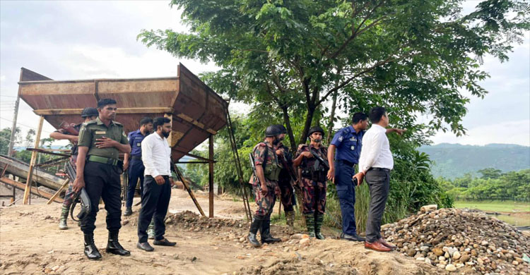 জৈন্তাপুরে টাস্কফোর্সের অভি*যানে ৮ হাজার ঘনফুট বালু জব্দ