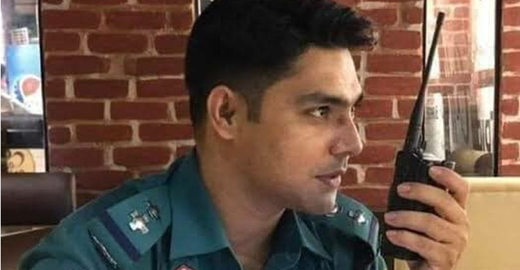আত্মসমর্পণ করেননি এসআই আকবর, দেশ ছাড়ার গু ঞ্জ ন